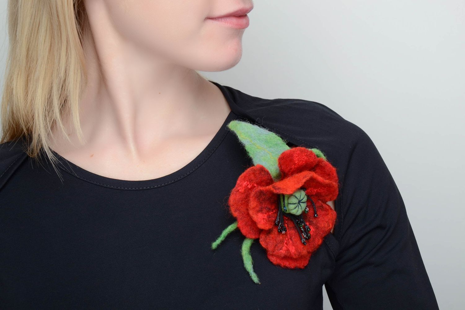 Red wool brooch in the shape of poppy photo 5