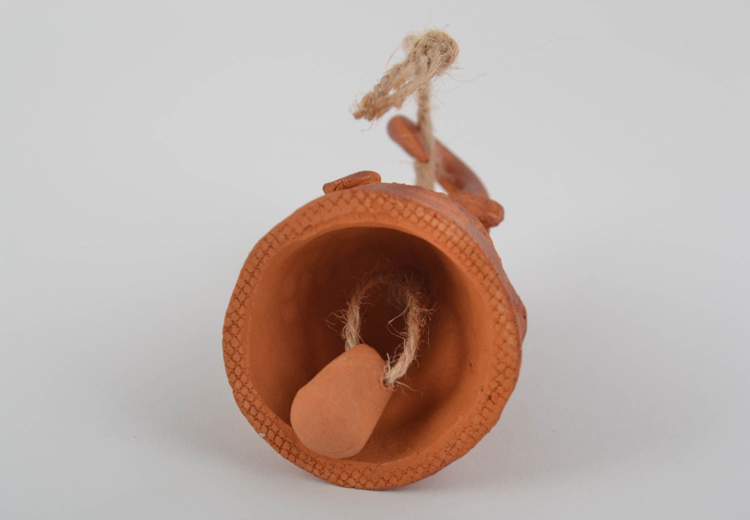Campana de decoración artesanal cerámica hecha a mano con forma de cordero foto 3