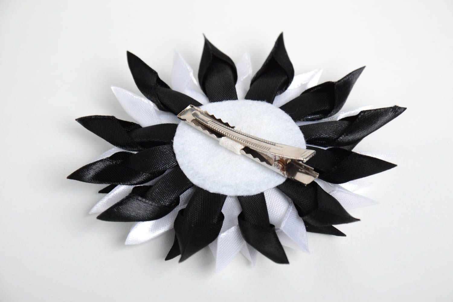 Pince cheveux Barrette fleur fait main satin blanc noir Accessoire cheveux photo 4