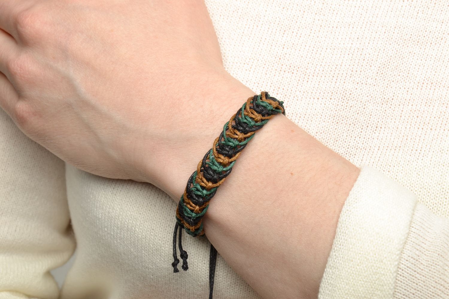 Плетеный браслет из вощеного шнурка фото 5