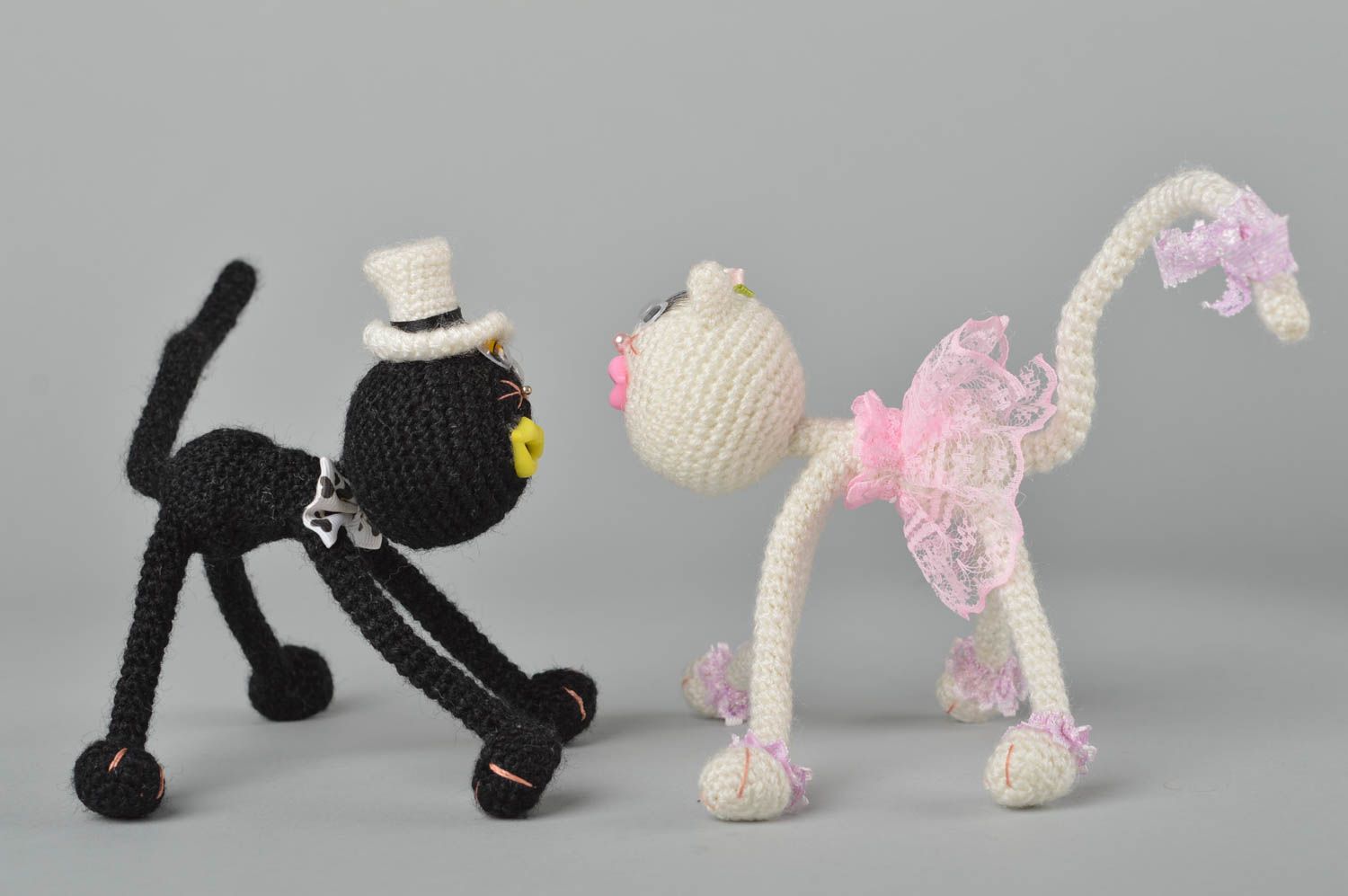 Peluches chats blanc et noir Jouets faits main tricotés 2 pièces Cadeau enfant photo 5