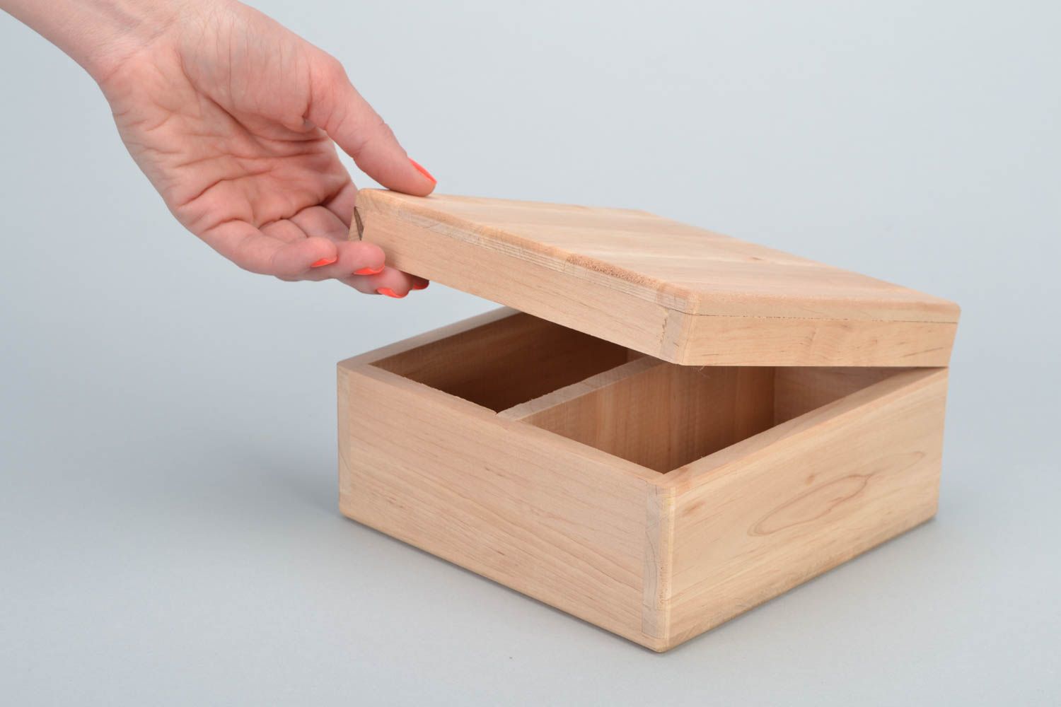 Pieza para decorar caja con tapa hecha a mano de madera clara foto 2
