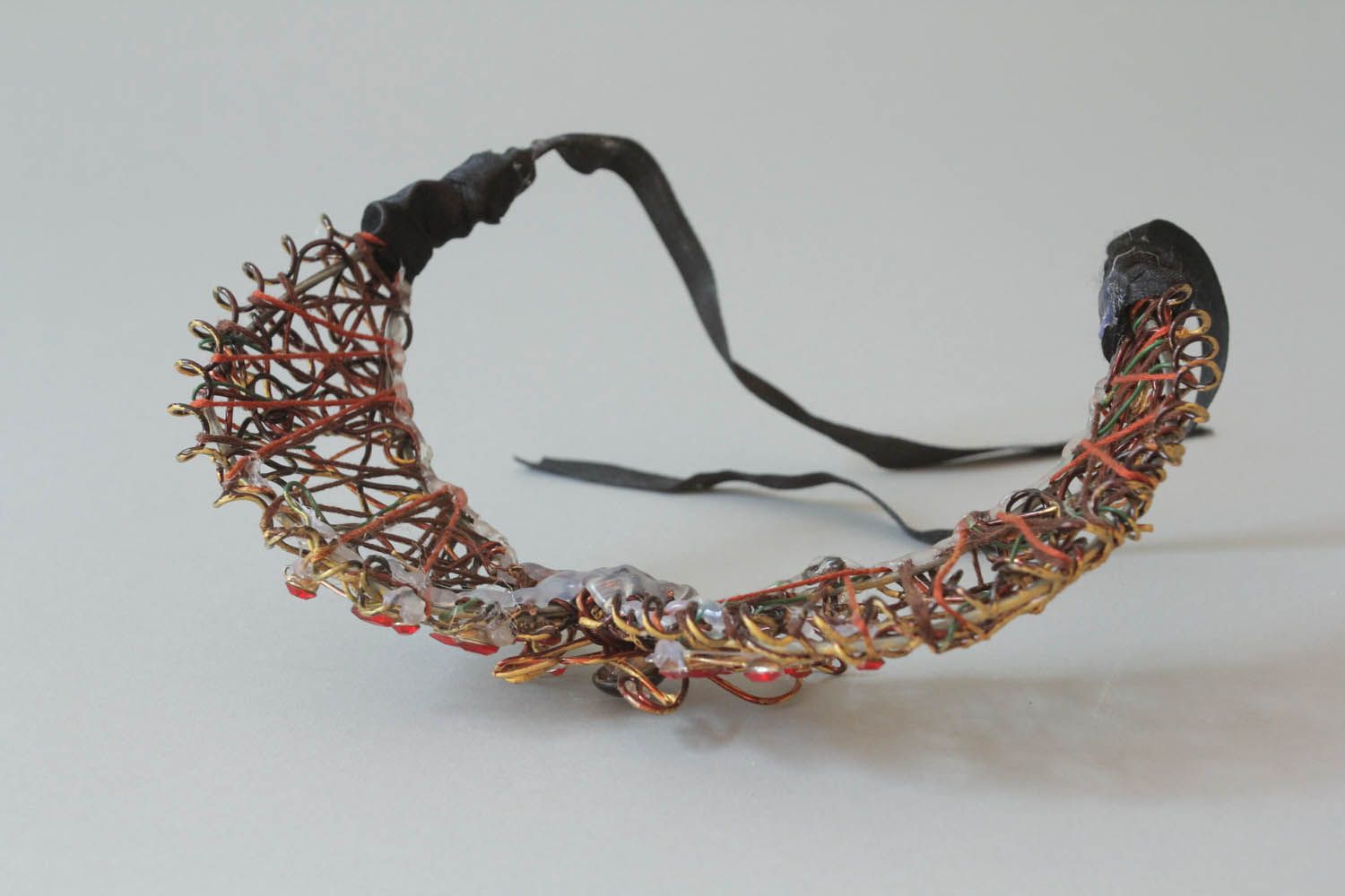 Cuello decorado hecho de alambre foto 3