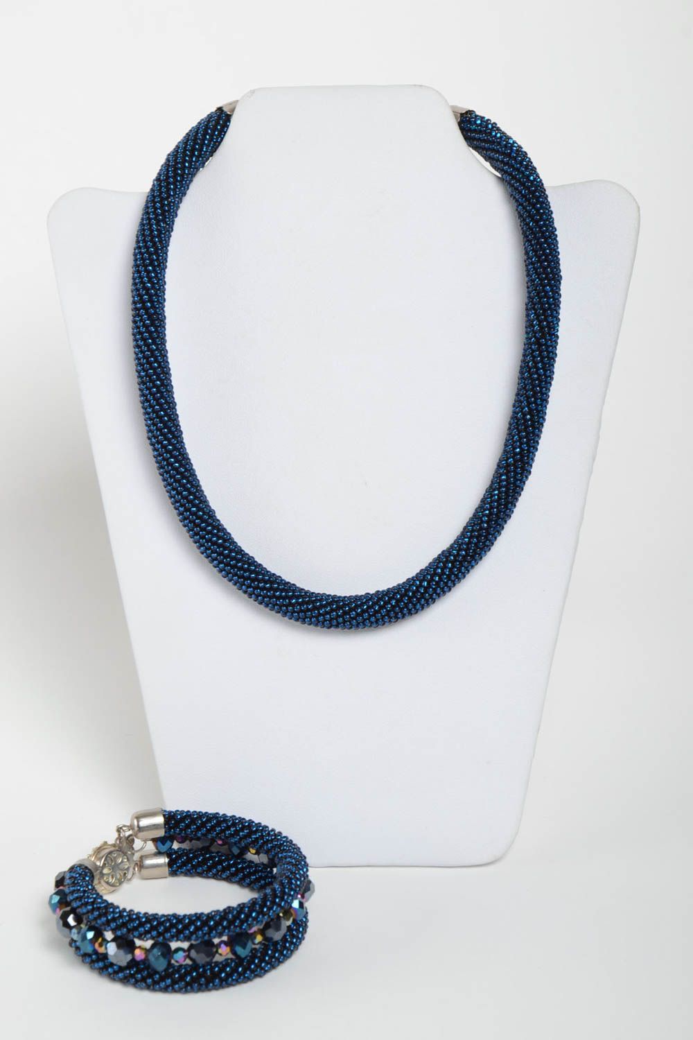 Комплект украшений из бисера колье и браслет жгуты ручной работы синие с отливом фото 2
