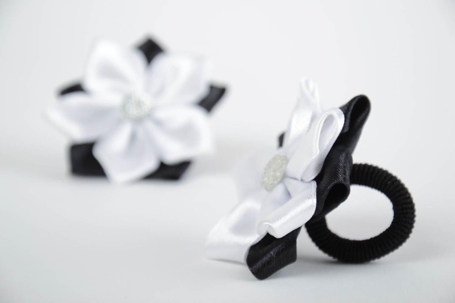 Schwarz weißes Haargummi Set aus Atlasbändern mit Blumen 2 Stück Handarbeit foto 4