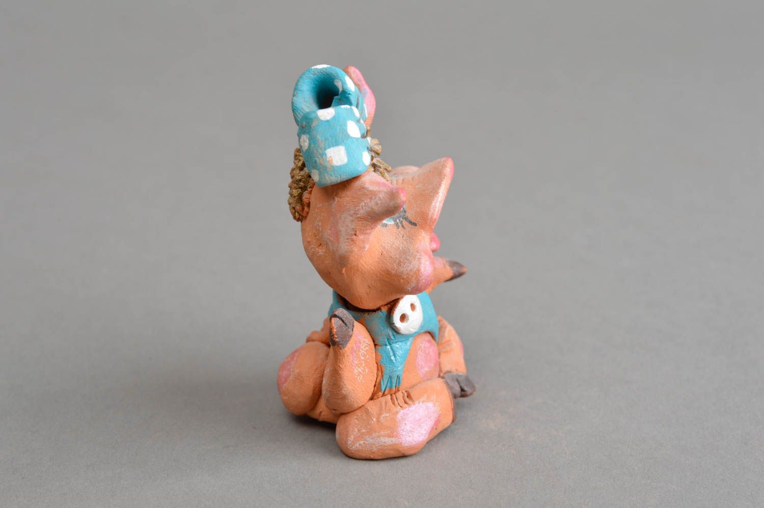 Авторский керамический сувенир ручной работы радостная свинка с голубым бантом фото 4