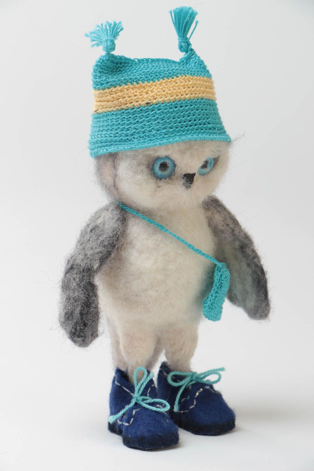 Figurine chouette en bonnet avec sac à main en laine feutrée faite main photo 2