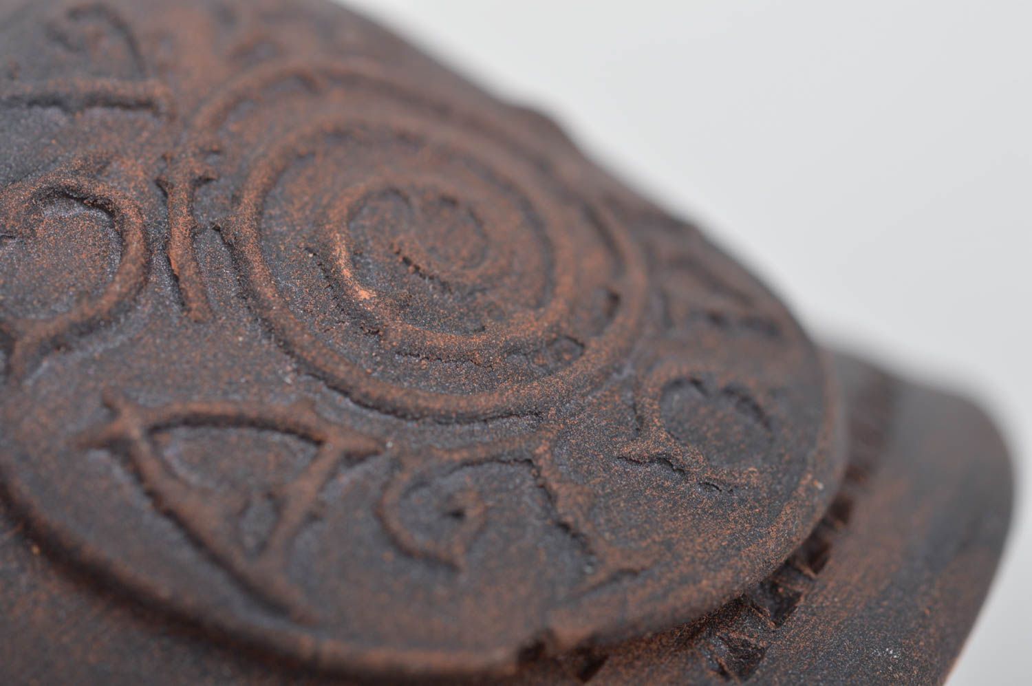 Колокольчик из глины с петелькой коричневый темный эко-декор ручной работы фото 4