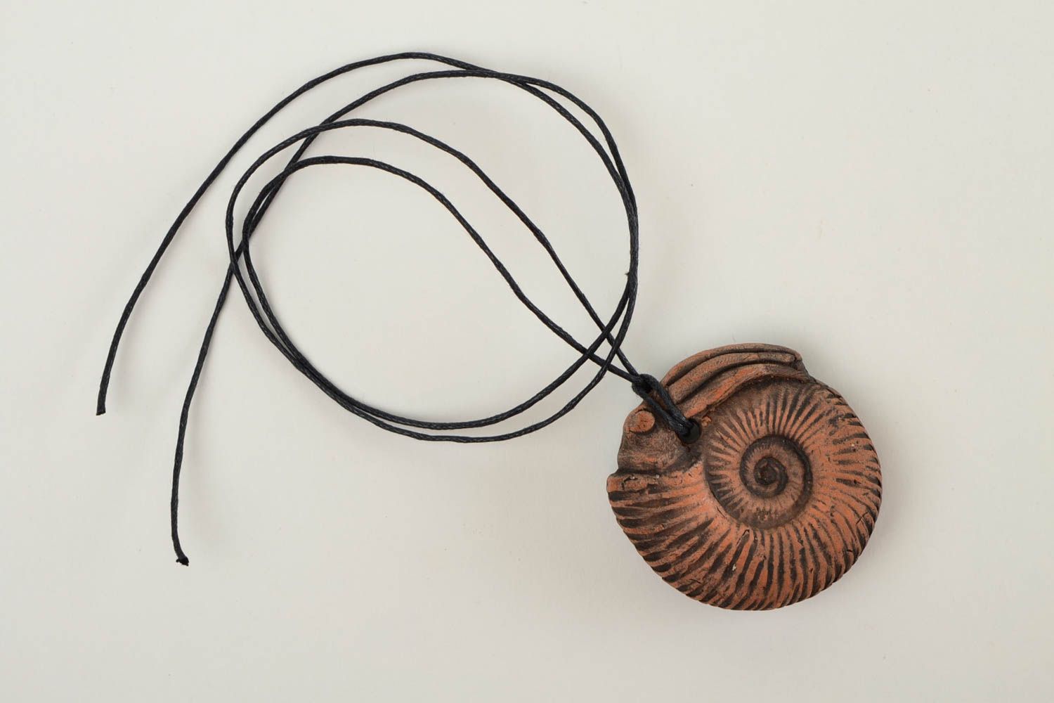 Pendentif terre cuite Bijou fait main ammonite marron Cadeau pour femme photo 3