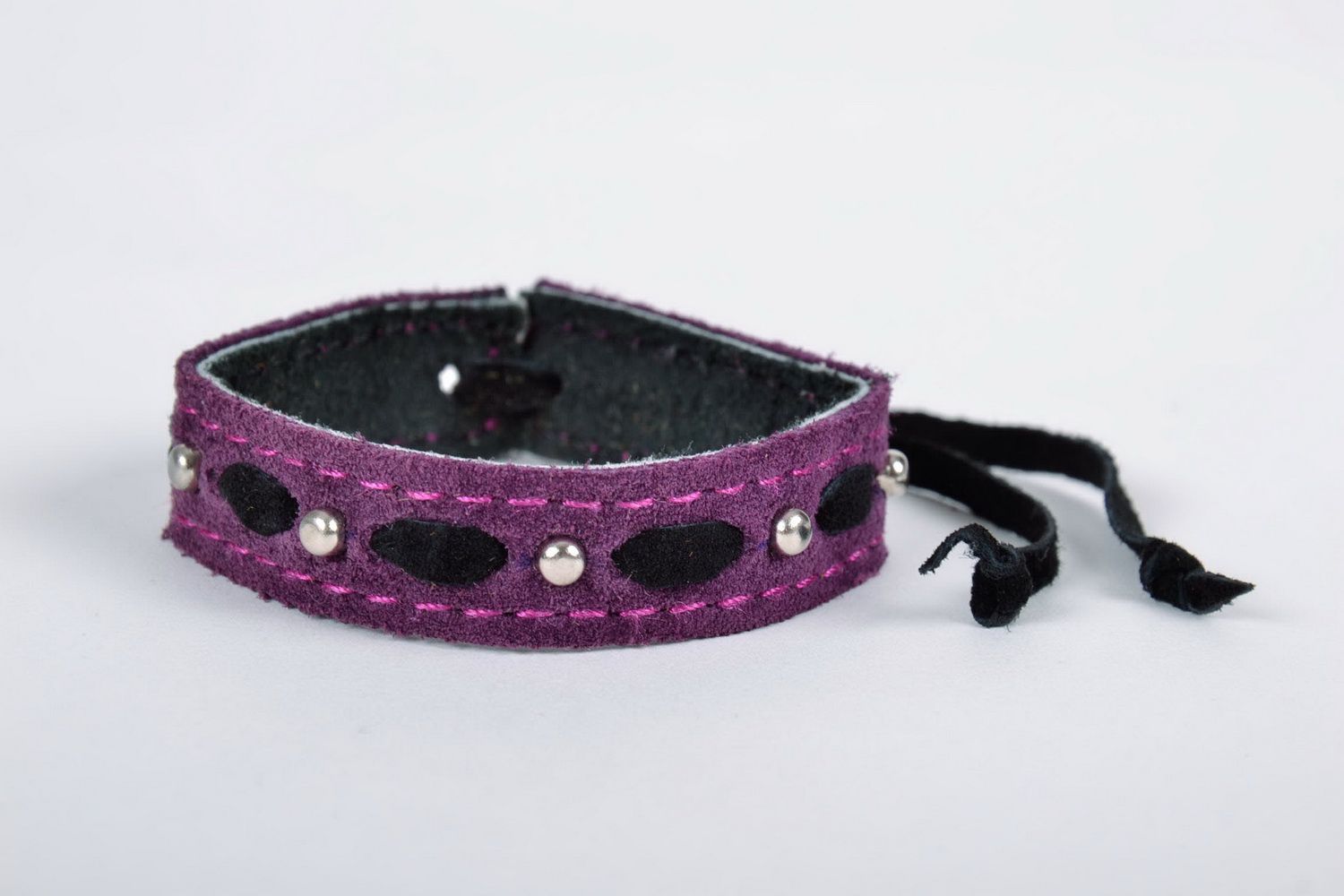 Bracelet fait main violet en cuir avec rivets photo 4