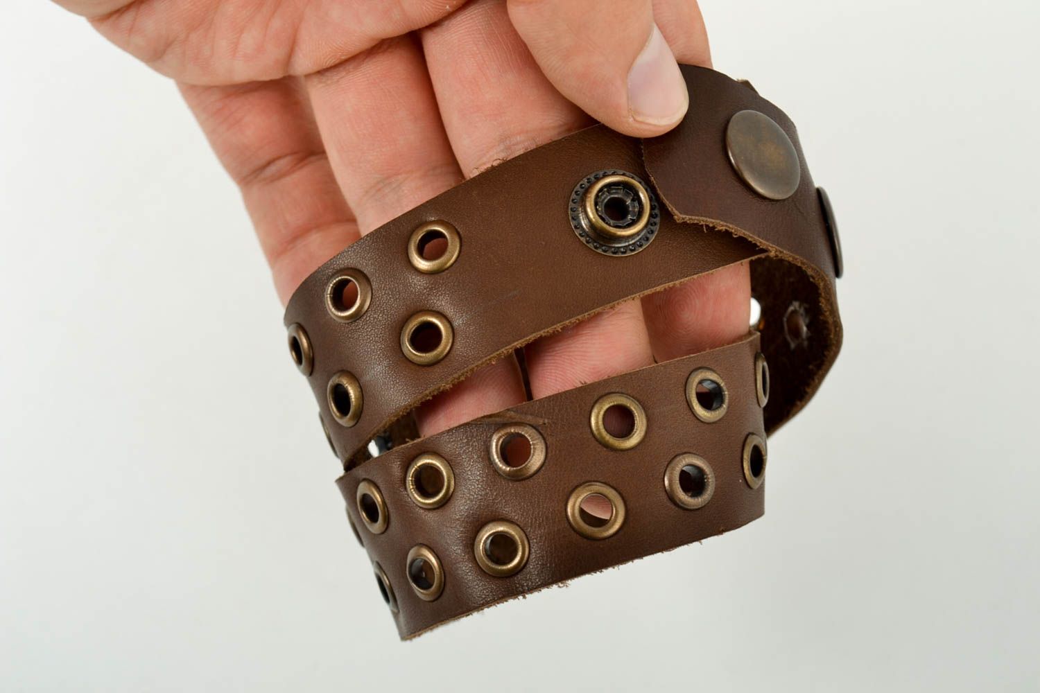 Широкий кожаный браслет хэнд мэйд браслет на руку с заклепками украшение из кожи фото 5