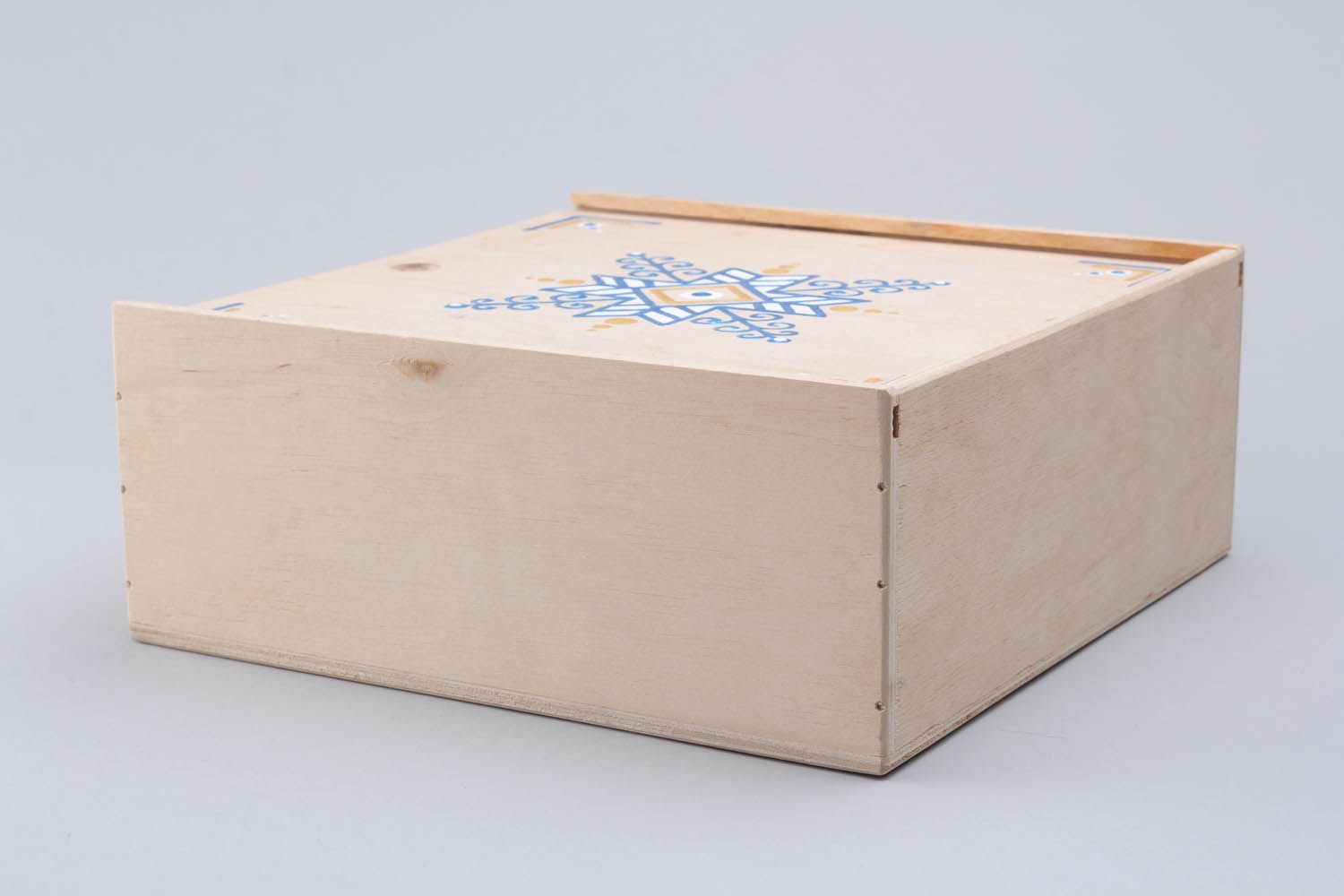 Caja de madera con ornamento foto 2