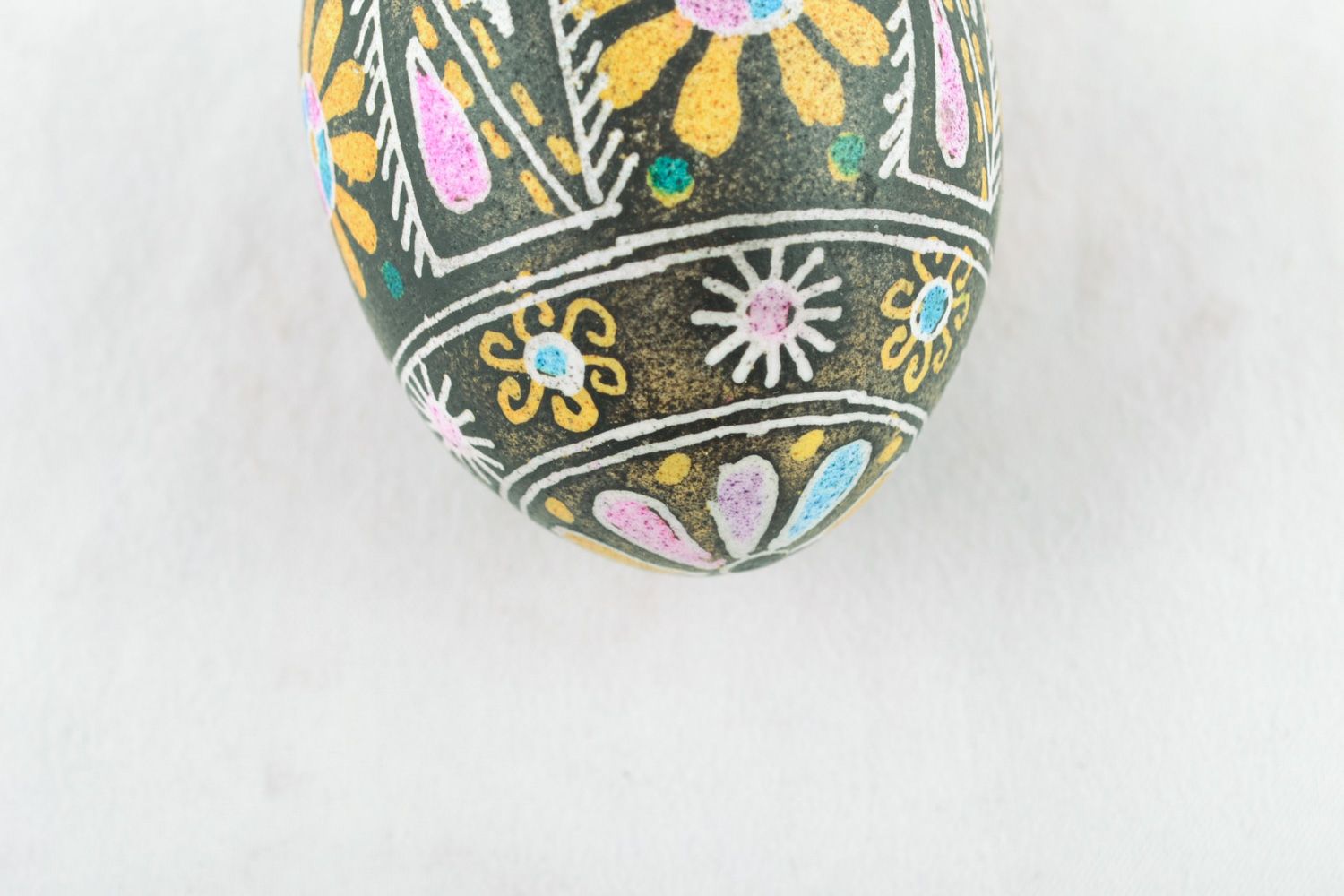 Œuf de Pâques fait main avec fleurs peint selon technique de peinture à cire  photo 3