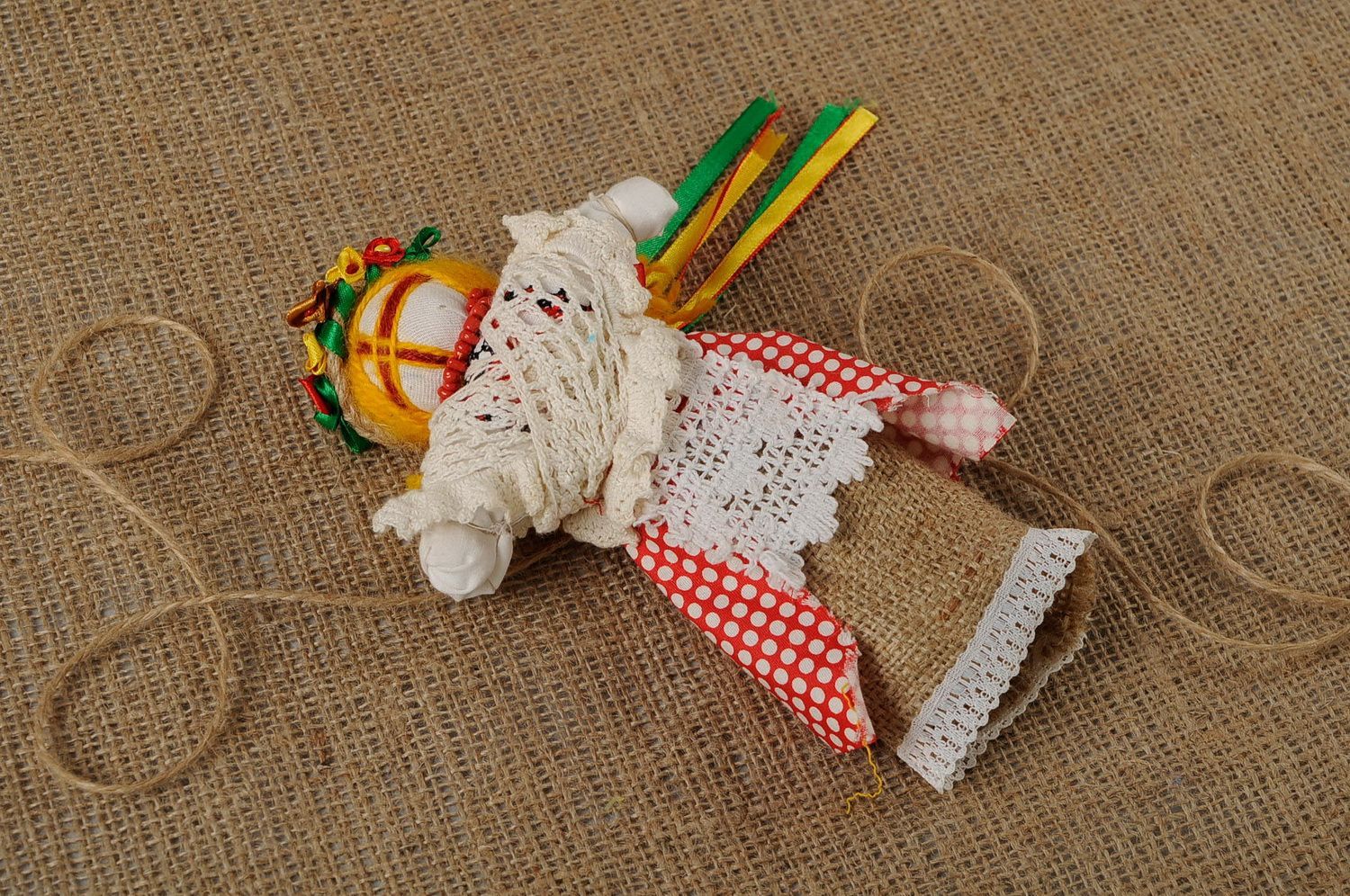 Bambola slava etnica di stoffa fatta a mano amuleto talismano giocattolo  foto 1