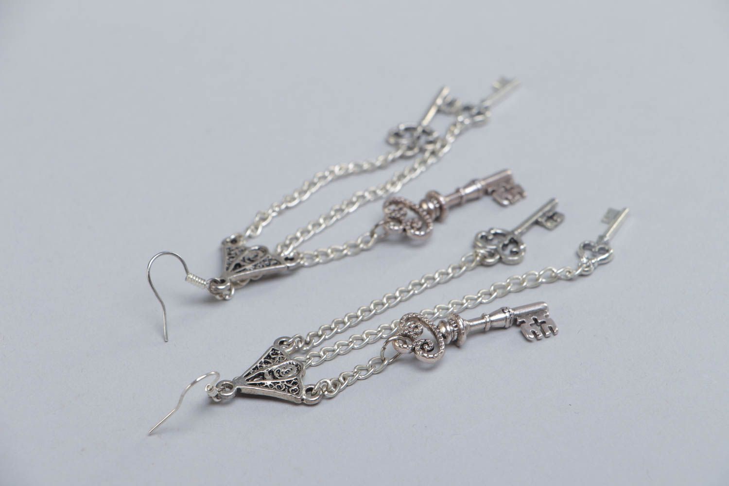 Boucles d'oreilles en métal sur chaînettes longues clefs faites main originales photo 4