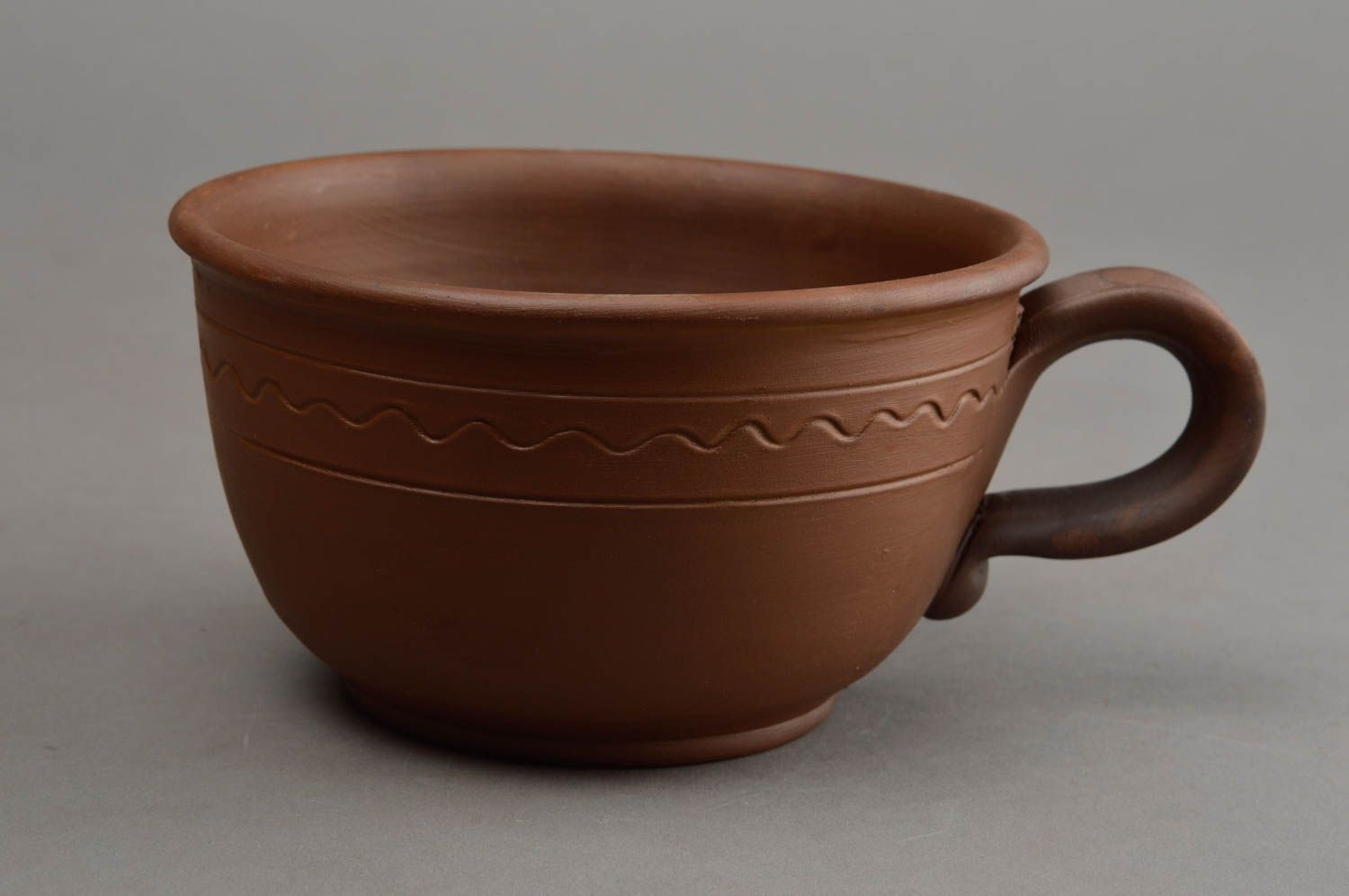 Широкая глиняная чашка ручной работы в технике гончарства красивая коричневая фото 2