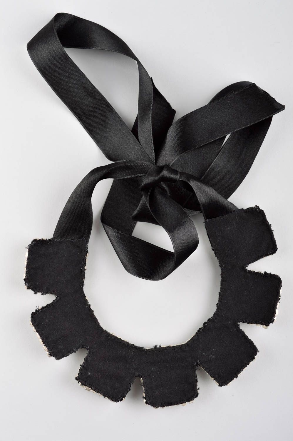 Collier design en tissu Bijou fait main strass noirs Accessoire pour femme photo 4