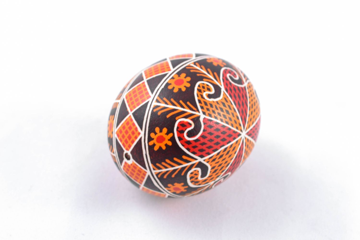 Huevo de Pascua pintado con ornamentos de plantas  foto 3