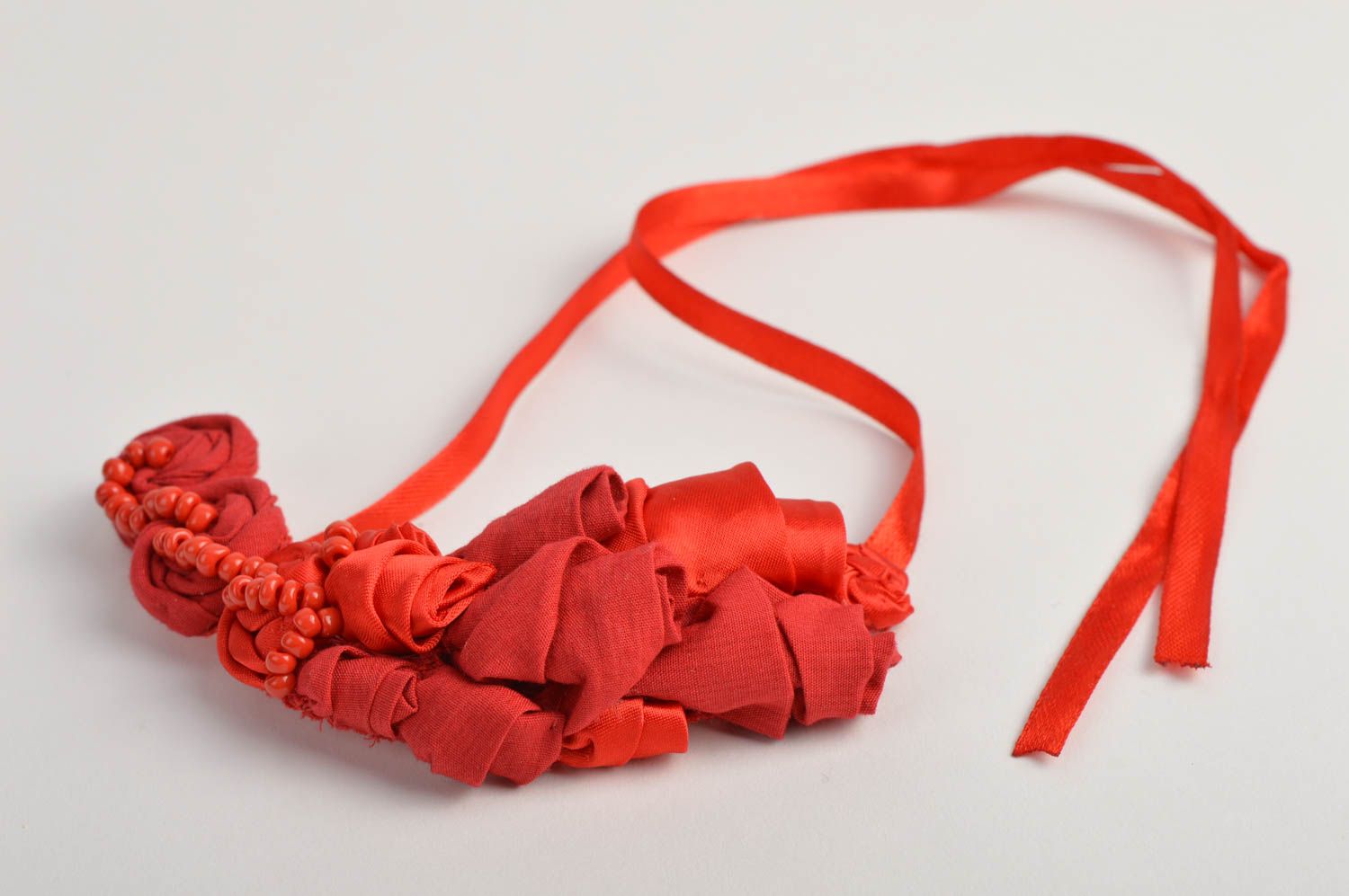 Collier textile Bijou fait main rouge satin calicot Accessoire femme design photo 2