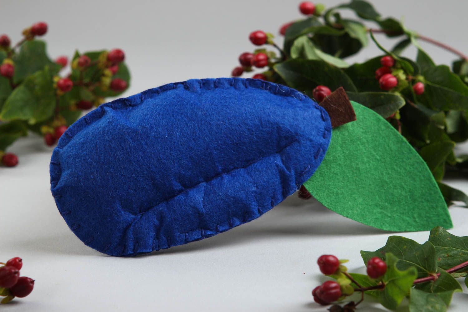 Juguete artesanal fruta de fieltro ciruela azul regalo original para niño  foto 1