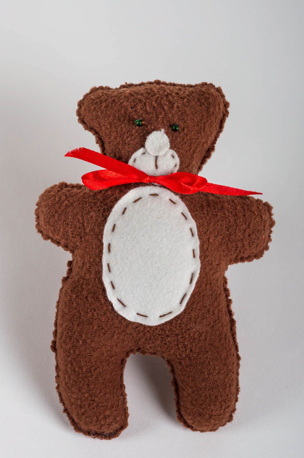 Kleines Kuscheltier Bär aus Fleece braun mit Schleife künstlerische Handarbeit foto 2