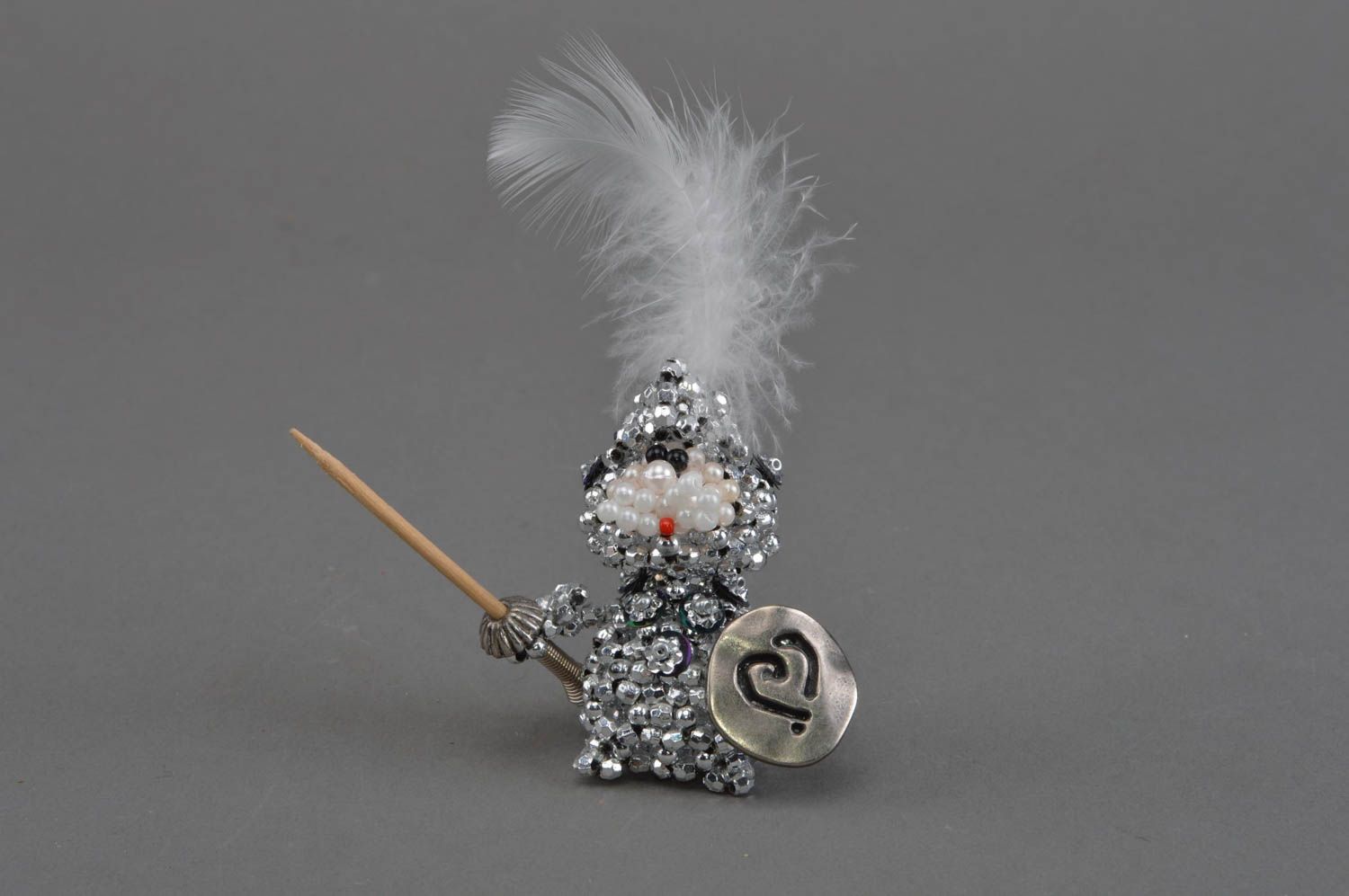 Figura decorativa de abalorios hecha a mano pequeña decorativa caballero gris foto 4