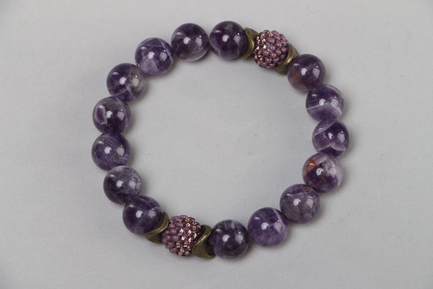 Bracelet en améthyste étroit violet fait main original de créateur pour femme  photo 2
