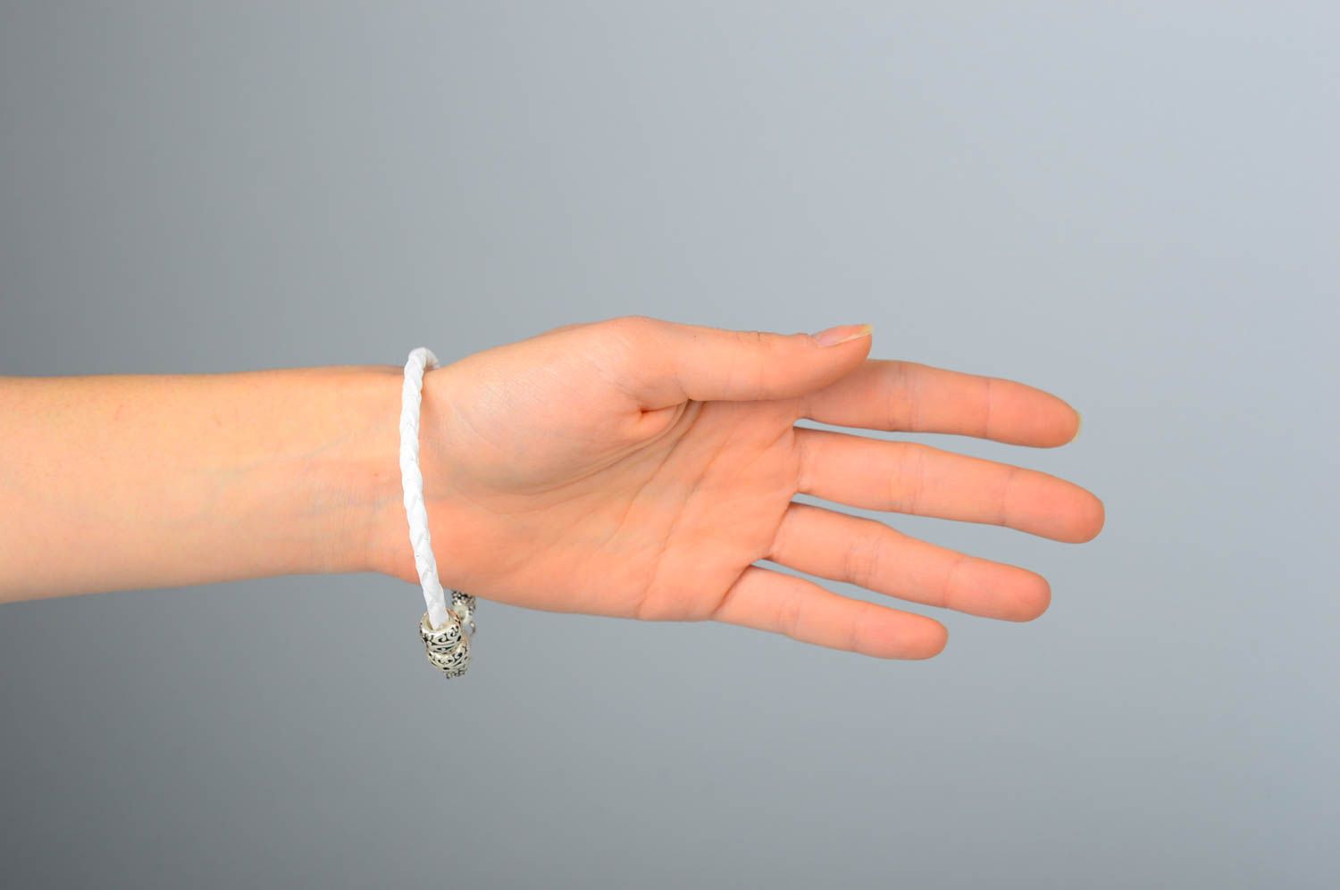 Белый браслет на руку ручной работы кожаный браслет плетеный украшение из кожи фото 2