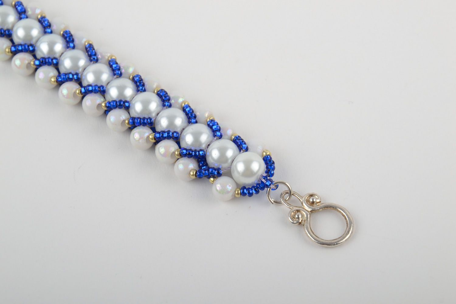 Bracelet en perles de rocaille et perles en plastique large blanc-bleu fait main  photo 3