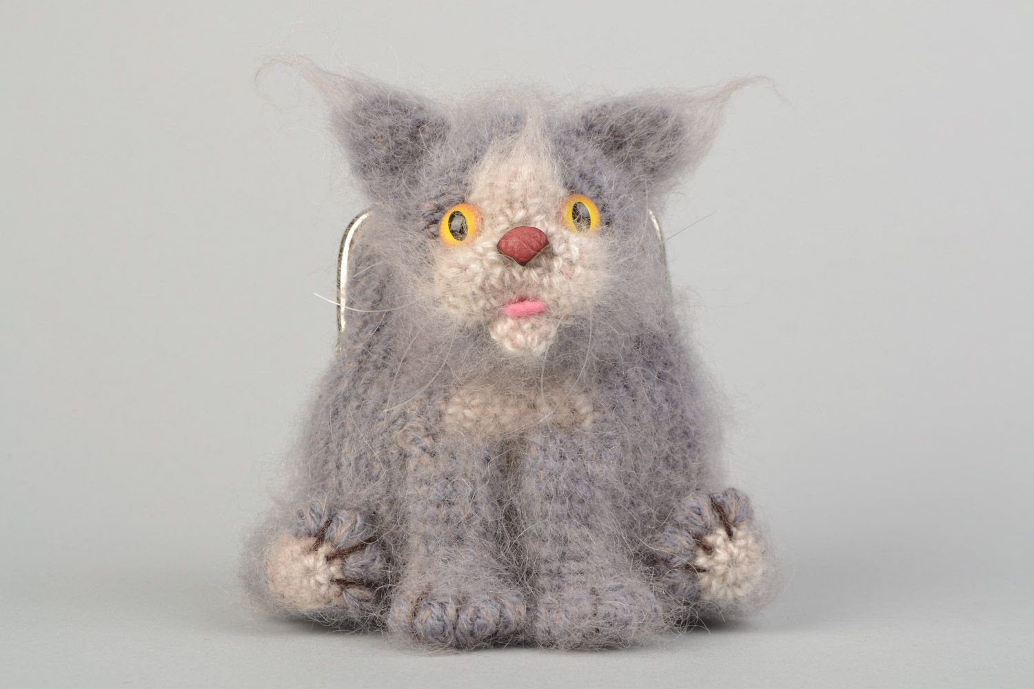 Monedero artesanal tejido a ganchillo de hilos de angora gato gris para niños  foto 1