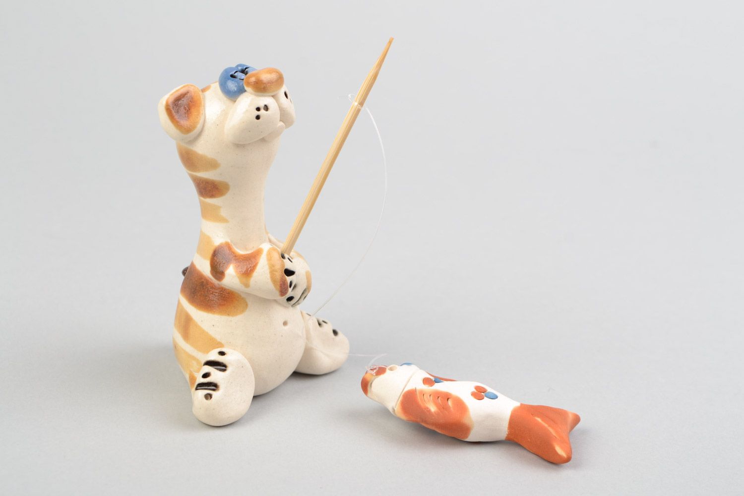 Figura cerámica gato pescador modelado y pintado con esmalte artesanal foto 3
