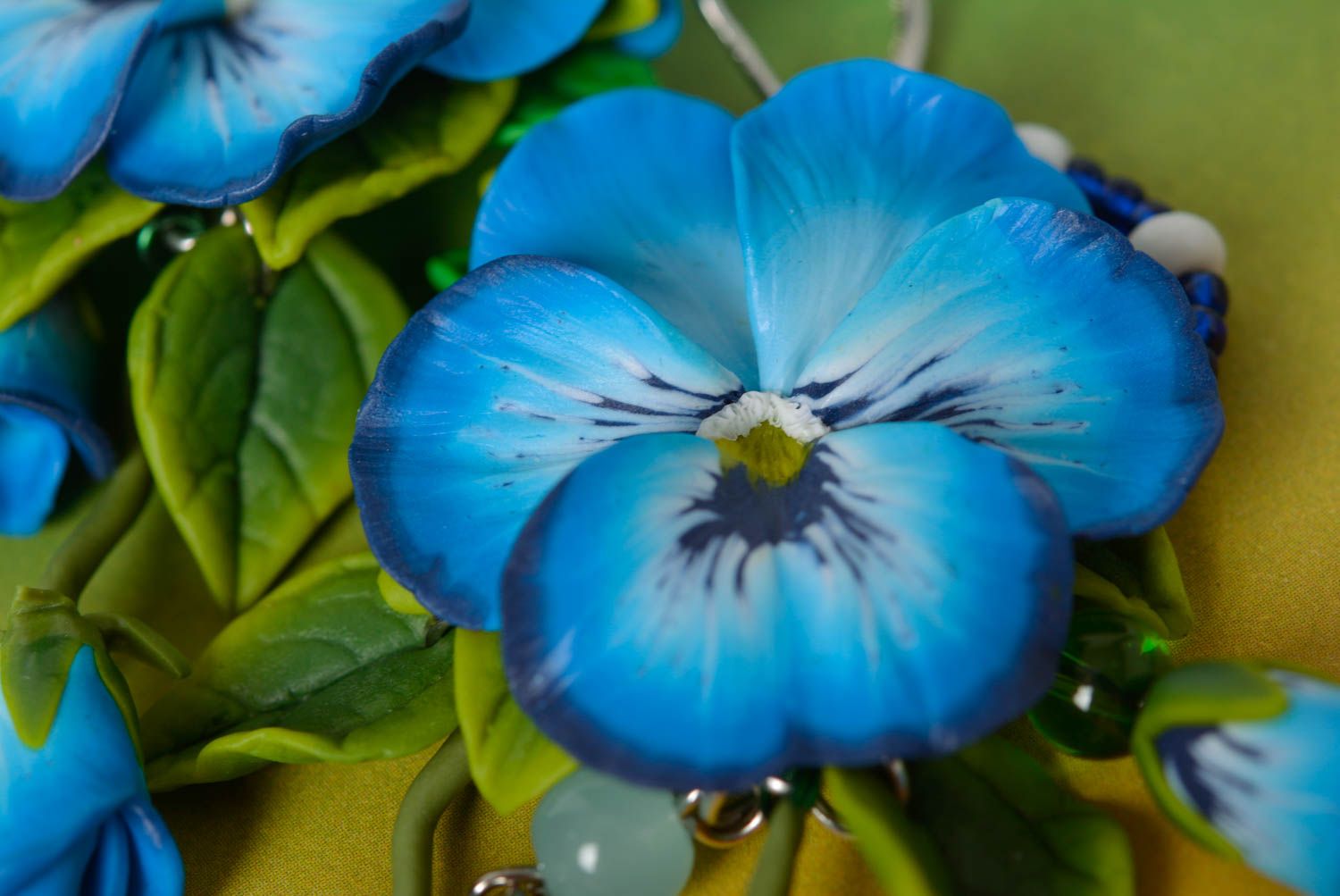 Longues boucles d'oreilles fleurs bleues en pâte polymère faites main originales photo 3