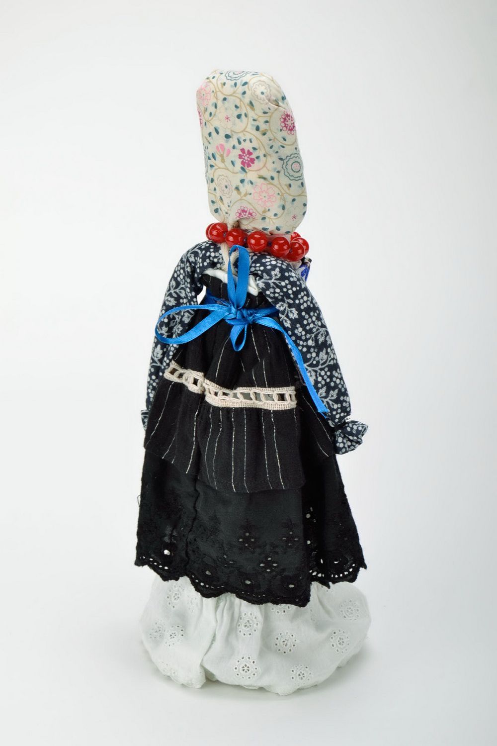 Künstlerische Puppe Motanka im schwarz-weißen Kleid foto 2