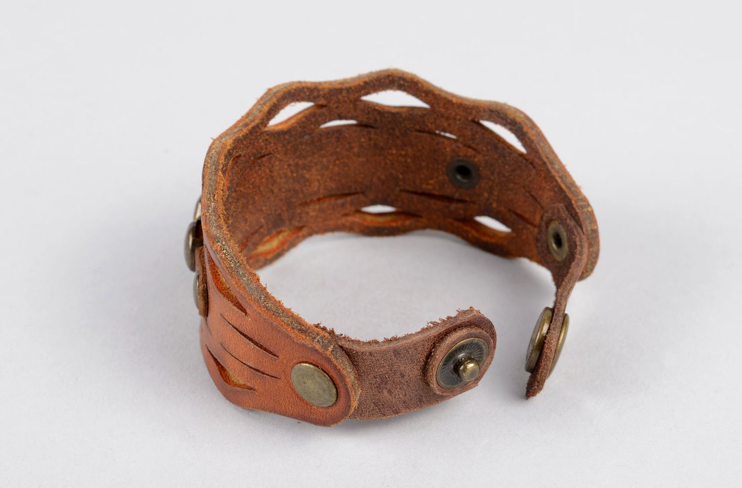 Широкий кожаный браслет украшение ручной работы аксессуар из кожи коричневый фото 4
