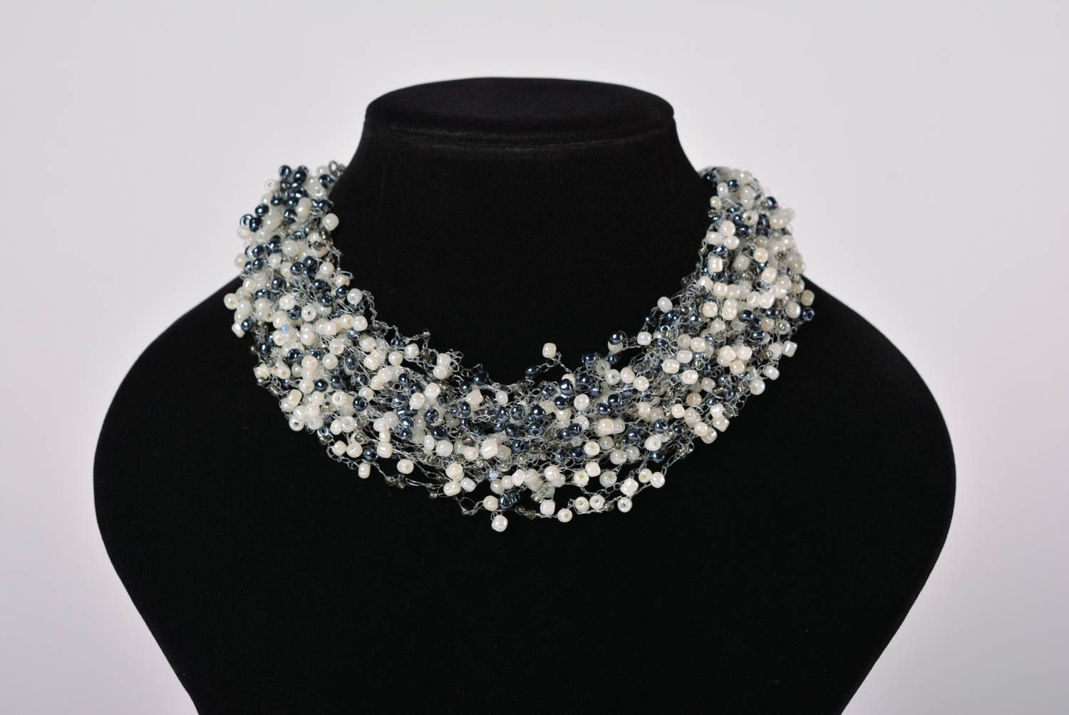 Gros collier Bijou fait main en perles de rocaille gris blanc Cadeau femme photo 2