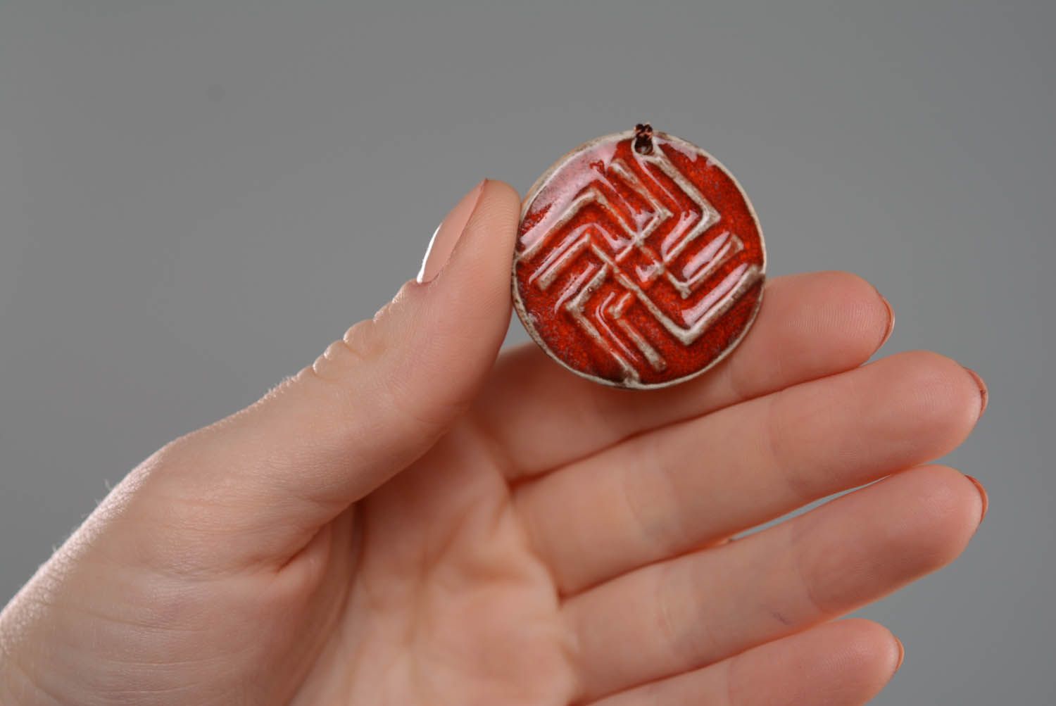 Pingente amuleto de cerâmica feito à mão e coberto com esmalte com símbolo eslavo foto 2