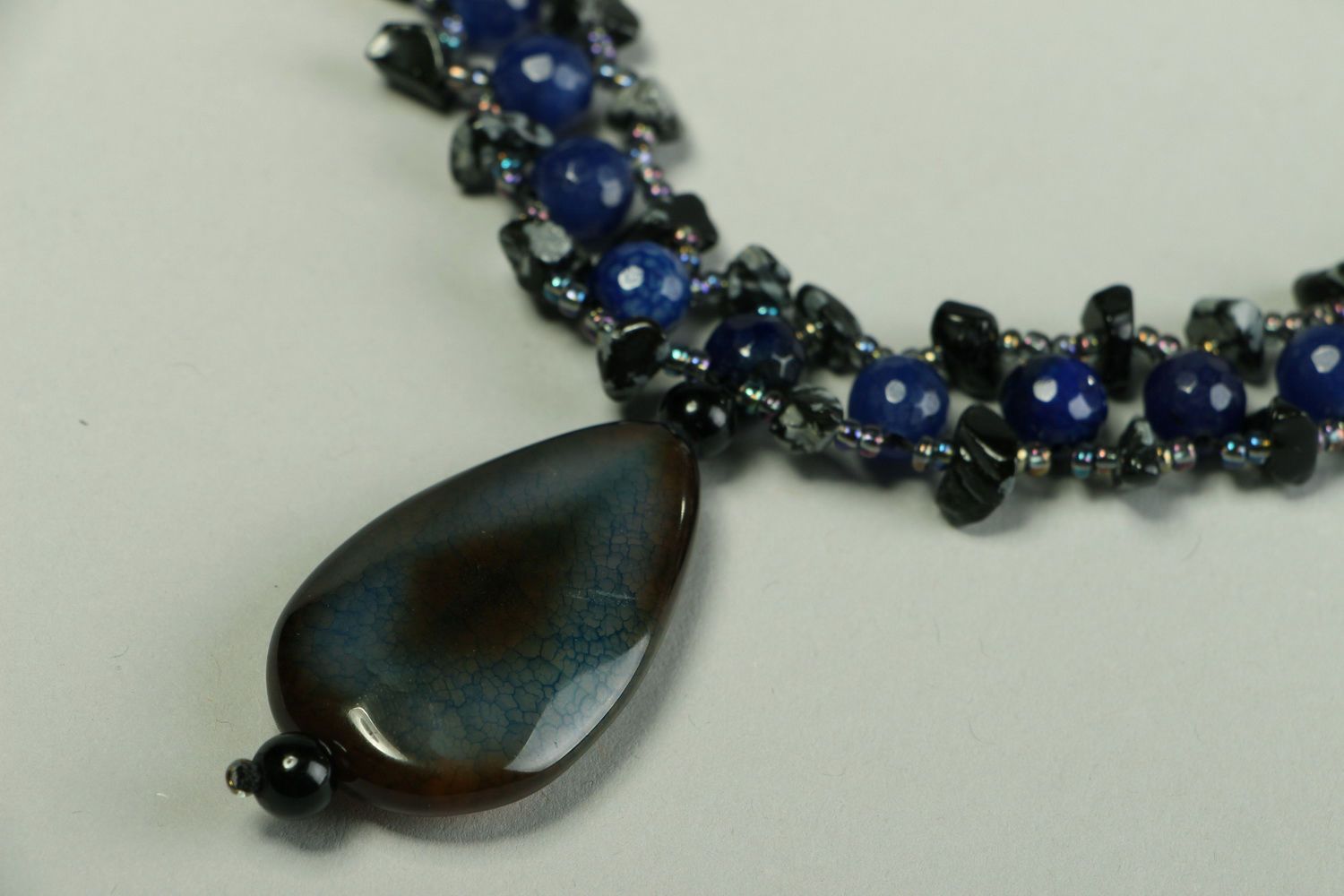 Collier fait main avec agate, lazulite et obsidienne photo 3