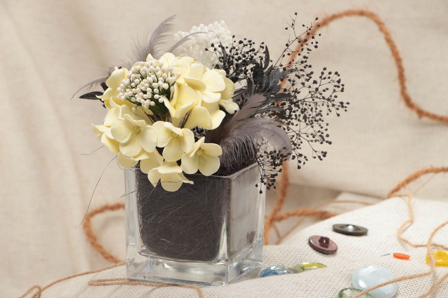 Décoration florale de table avec fleurs en pâte polymère faite main dans le vase photo 1