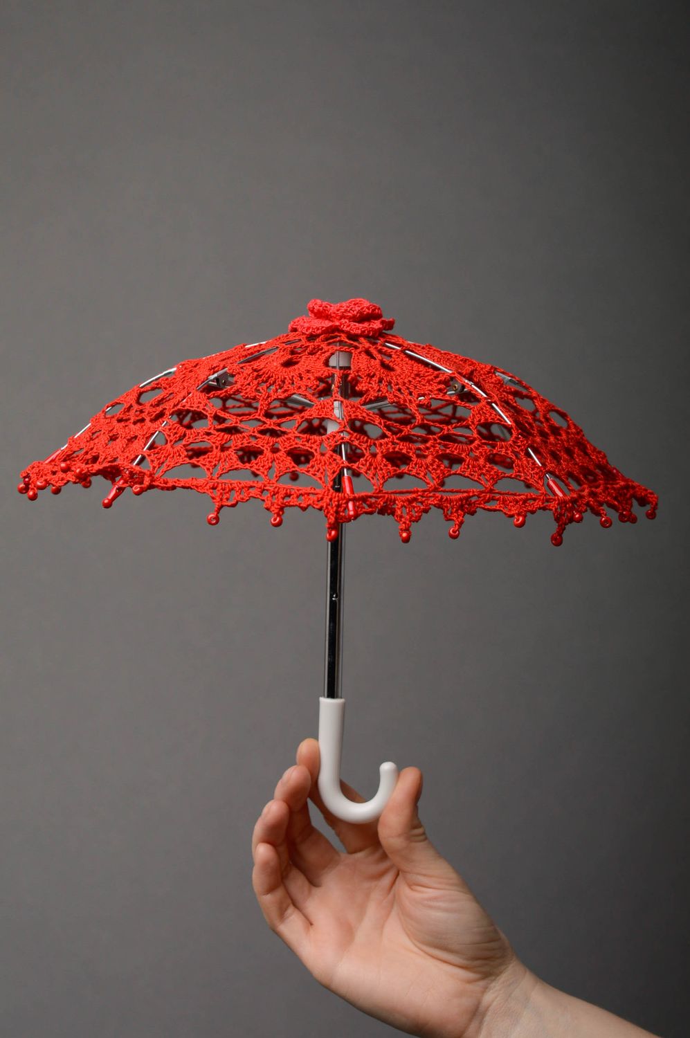 Декоративный зонтик вязаный крючком красный фото 3