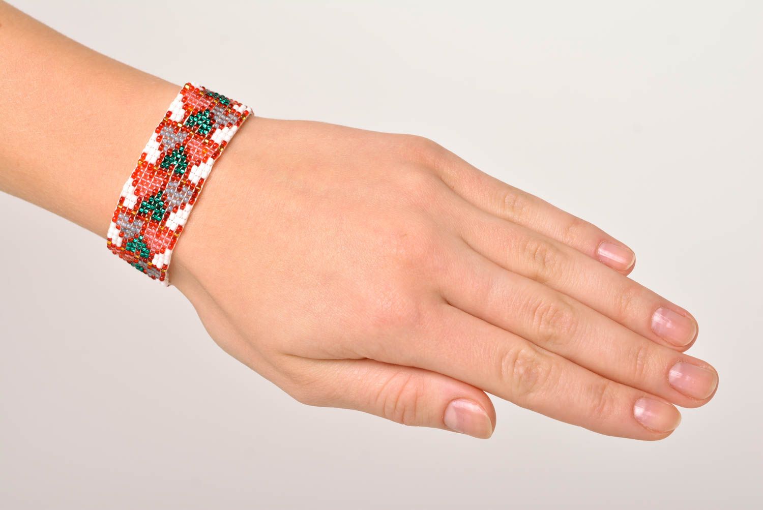 Bracelet perles rocaille Bijou fait main rouge-vert Accessoire pour femme photo 2