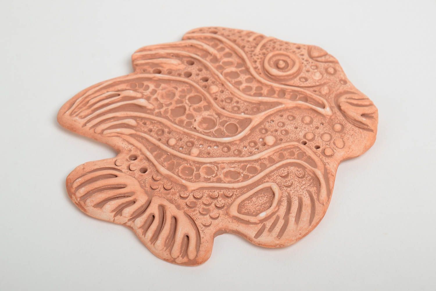 Décoration à colorier réalisée en argile faite main en forme de poisson photo 4