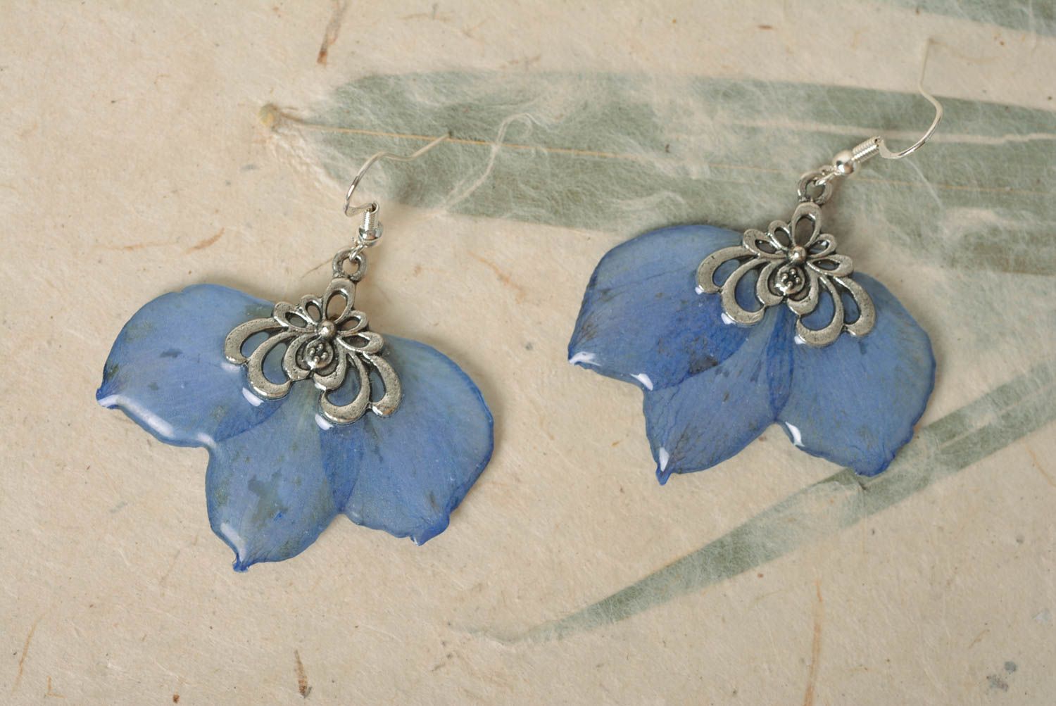 Boucles d'oreilles en résine époxy faites main avec fleurs séchées bleues photo 1