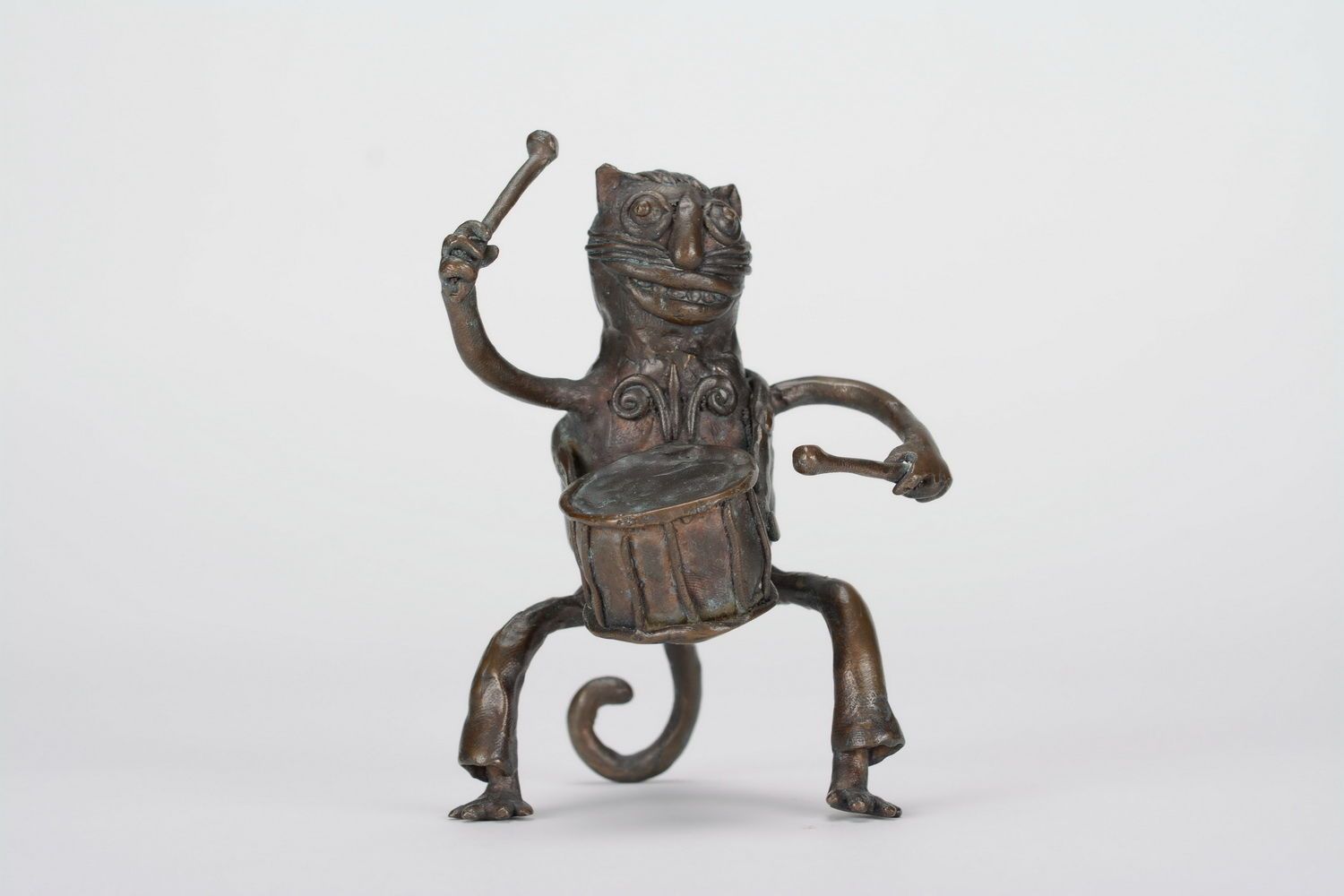 Dekorative Statuette aus Bronze Katze-Trommler foto 3