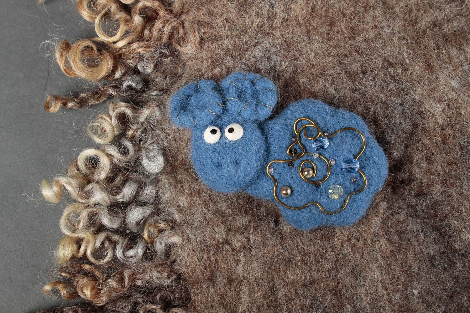 Broche bleue Bijou fait main brebis en laine feutrée Cadeau femme tendance photo 1