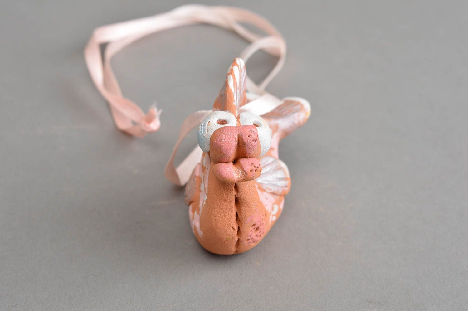 Смешной керамический сувенир ручной работы рыбка на ленточке розового цвета фото 3