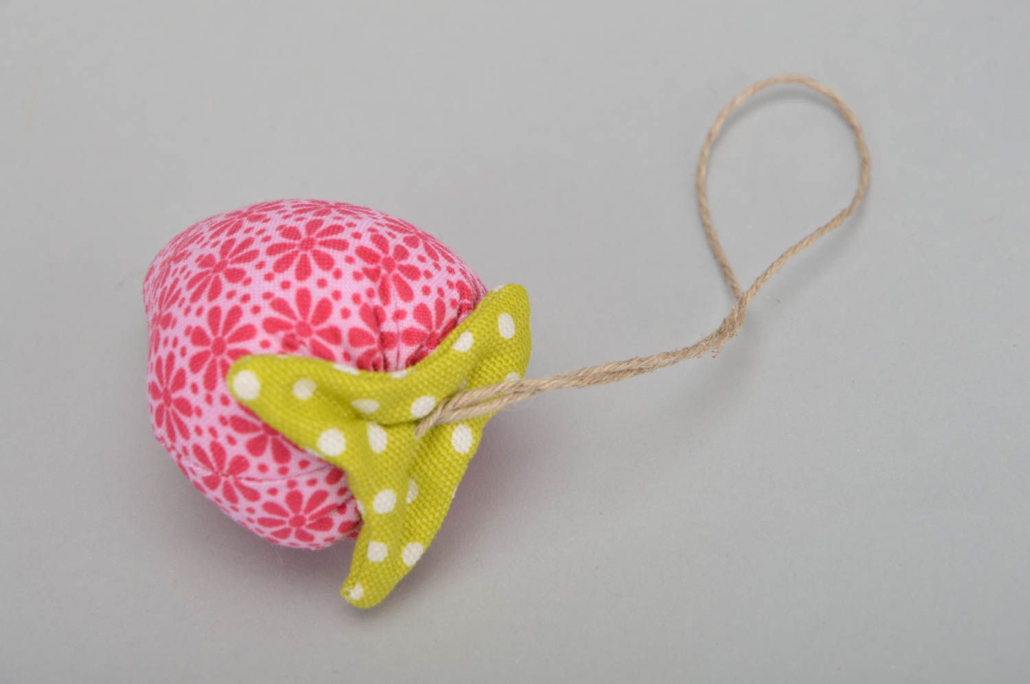 Интерьерная подвеска клубничка в цветочек хлопковая ручной работы для декора фото 5
