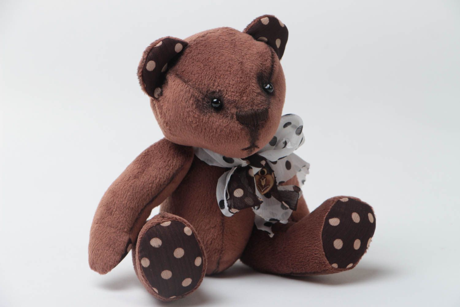 Braunes kleines knuddeliges lustiges handgemachtes Spielzeug Bär aus Stoff foto 2