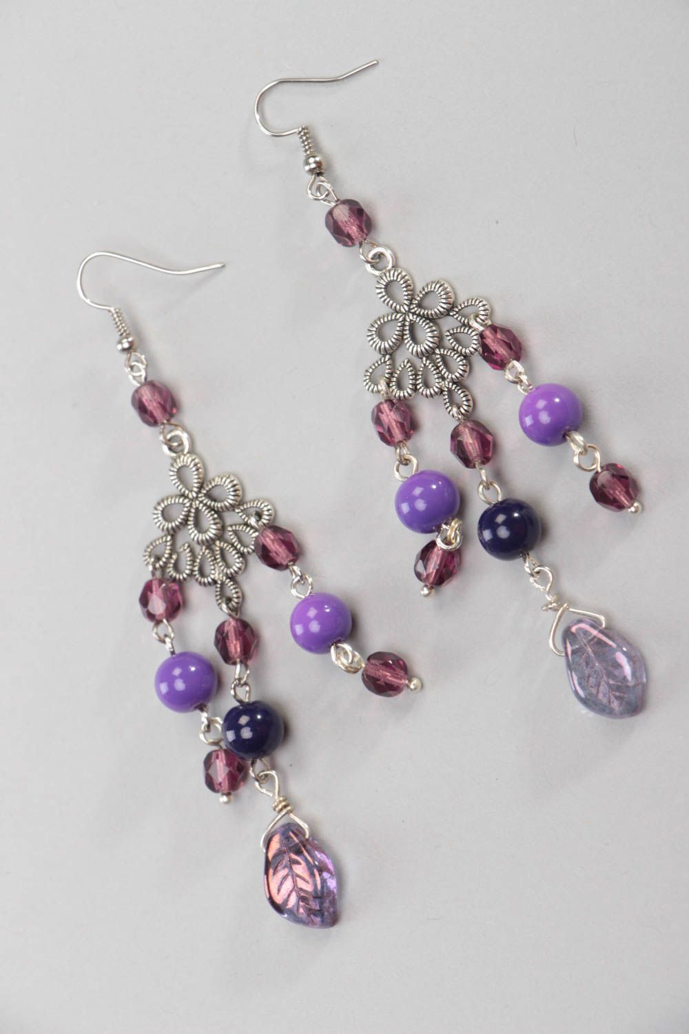 Boucles d'oreilles violettes en perles de cristal et acier faites main longues photo 2