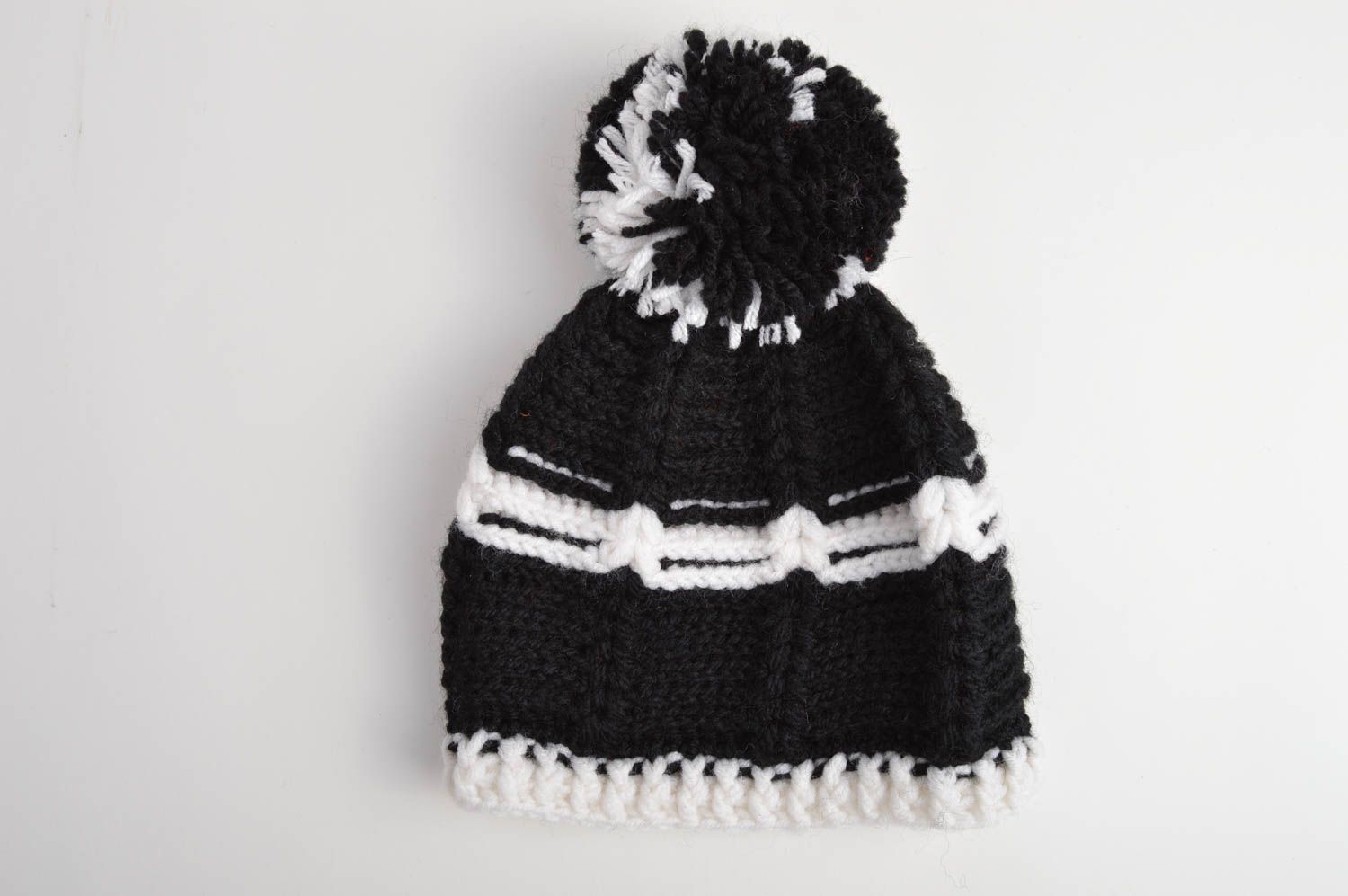 Bonnet tricot Chapeau au crochet fait main noir blanc pompon Vêtement enfant photo 3