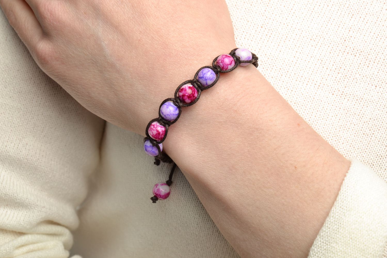 Bracelet en perles plastiques violet tressé pour femme de design fait main photo 5